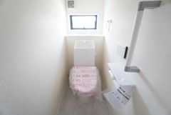 1階2階の2ヶ所にトイレがありますので、忙しい朝にも家族に気を使わず、ゆとりが生まれますね＾＾ 小窓付きで換気する時に便利です＾＾