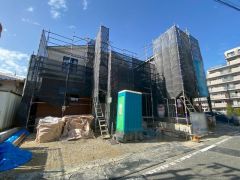 駐車スペースは2台分を確保（車種による）。マイカー用に、お客さま用に、余裕を持ってご利用いただけます。