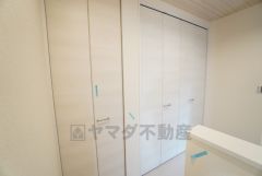 玄関ホールにはシューズボックスと別に大容量の収納が設けられています＾＾物が沢山集まりがちなリビングの近くに収納スペースがあると便利ですね＾＾ 