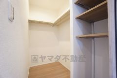収納力豊富なウォークインクローゼット付き。洋服や小物などを1箇所にまとめて美しい収納を実現します。