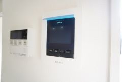 防犯はもちろん、セールスマン対策にもなるモニター付きインターホンです。 来訪者の顔が見えるので安心ですね＾＾