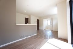 家族が集まる開放的なリビング。思い思いの時間を過ごしたり食事をしたり、素敵な団らんの場になりますね。