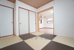 リビング隣には、ホッとできる和室を用意。客間としてはもちろん、お子様のお昼寝スペースや書斎としても活躍してくれそうです＾＾