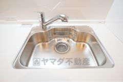 大きなお鍋も楽々洗える幅の広いシンクです＾＾ステンレスシンクなので簡単にお掃除できますよ。洗剤やスポンジもすっきりできる収納付き。