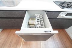 炊事時間を大幅に短縮できる食器洗浄乾燥機付き＾＾食器を洗う手間が減るので家族とのコミュニケーションの時間や自分の時間が増えますね。