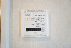 浴室暖房乾燥機には、暖房、乾燥、涼風、換気の4つの機能が付いています。タイマー付きです。換気・雨の日の洗濯も安心です＾＾ 