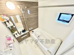 1日の疲れを癒すくつろぎのバスルーム。足を伸ばしてもゆったりと入れるサイズです。お子様と一緒にお風呂に入っても狭くないですね＾＾