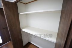 全居室はもちろん、廊下部分に収納付き＾＾ 棚は取り外しもできるので、収納したいものに合わせて高さの調節ができます＾＾