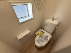 1階2階の2ヶ所にトイレがありますので、忙しい朝にも家族に気を使わず、ゆとりが生まれますね＾＾ 小窓付きで換気する時に便利です＾＾