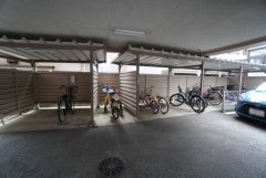 敷地内駐輪場有。 通学や通勤の際に、気軽に利用することができます。雨に濡れることも少なく便利です＾＾