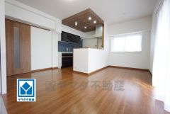 家族が集まる開放的なリビング。思い思いの時間を過ごしたり食事をしたり、素敵な団らんの場になりますね。