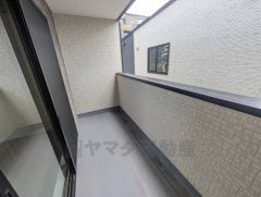 インナーバルコニーは多少の雨でも洗濯物を守ってくれ、家事を助けてくれること間違いなし。眩しすぎる日差しも和らげます。