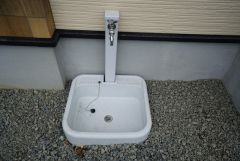 お庭に外水栓付き。庭掃除や植物への水やり、お子様用のプールなど大活躍すること間違いなし。ペットを飼われているご家族様にもオススメです＾＾