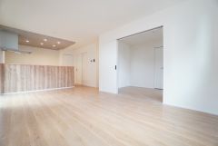 家族が集まる開放的なリビング。思い思いの時間を過ごしたり食事をしたり、素敵な団らんの場になりますね。