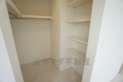 季節物の衣類もスッキリ収納できるウォークインクロゼット。住空間をスッキリ広々使えます＾＾