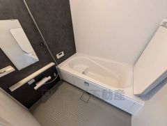 1日の疲れを癒すくつろぎのバスルーム。足を伸ばしてもゆったりと入れるサイズです。お子様と一緒にお風呂に入っても狭くないですね＾＾