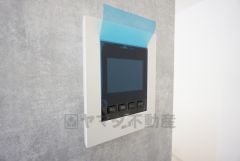 防犯性もばっちり、TVモニター付きインターホン完備。大きなモニターで玄関先を確認できます。録画機能が付いているので不在時の訪問者も確認できて安心です＾＾