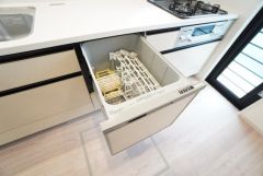炊事時間を大幅に短縮できる食器洗浄乾燥機付き＾＾食器を洗う手間が減るので家族とのコミュニケーションの時間や自分の時間が増えますね。
