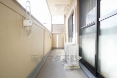 広々としたバルコニー。 天気のいい日にはお布団もまとめて干せそうですね＾＾