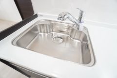 大きめのお鍋も洗える使い勝手の良いステンレスシンク。熱やサビに強いので、お掃除らくらく。スポンジポケット付き。