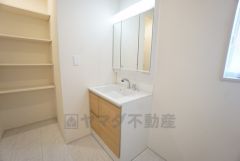 三面鏡つき洗面台。収納も一体型になっているので、化粧品や予備の歯ブラシ等もきれいに整頓できますね＾＾