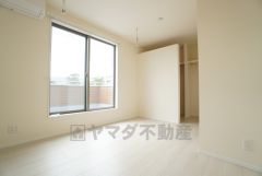 主寝室としてお使いいただけそうなこちらのお部屋は、日当たりが良く、爽やかな風を感じて起きる朝は、快適生活の始まりに。