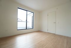 住む人のこだわりを活かす洋室。日当たりがよく、寝室としての利用もおすすめ。広めのクローゼットには荷物をすっきり片付けられ、ゆとりのある暮らしが出来ます＾＾