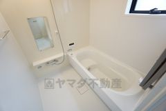 1日の疲れを癒すくつろぎのバスルーム。足を伸ばしてもゆったりと入れるサイズです。お子様と一緒にお風呂に入っても狭くないですね^^