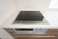 お手入れのしやすいIHクッキングヒーターです。3口コンロなので、効率よくお料理が楽しめます。毎日のお料理も楽しくなりますね＾＾