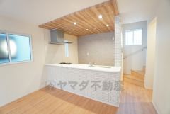 窓から光が差し込む明るいダイニングです＾＾