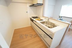 対面式キッチンなのでリビングにいるご家族とコミュニケーションを取りながら洗い物や、お料理が楽しめそうですね＾＾ 