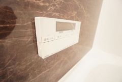 湯量・湯温の設定、そして保温までワンタッチのフルオートバス。便利な追い炊き機能付きです。