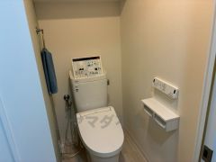 ウォシュレット、暖房便座、節電・節水機能など、使い勝手のよい高機能トイレです。 上部には収納棚が付いています＾＾