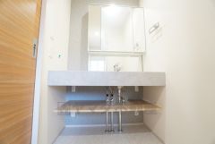 三面鏡裏収納付き洗面化粧台です＾＾ 歯磨きセットやスキンケア用品などの収納に便利ですね。 生活感も隠すことができ、来客時にも安心です。