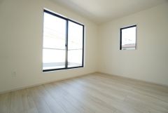 8帖。主寝室としてお使いいただけそうなこちらのお部屋は、日当たりが良く、爽やかな風を感じて起きる朝は、快適生活の始まりに。