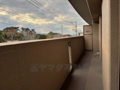 東側バルコニー＾＾全居室バルコニーに面しています。マンションではめずらしい、角部屋ならではのつくりです＾＾ 