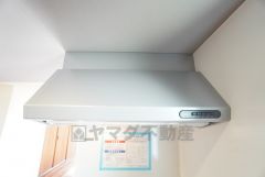 コンロ上には換気扇完備＾＾すぐ横に小窓が設けられているので、換気扇と合わせてWで換気できます＾＾