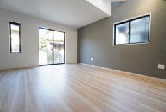 大きな掃き出し窓のあるリビングは、陽光あふれる明るい空間です。ゆったりと寛げる憩いの場となりそうです。