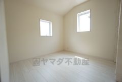4.4帖。2面採光を確保した明るい室内は、風通しも良く、大変居心地の良い空間となっております。日当たりがよく、子供部屋としての利用もおすすめ。