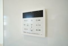 おいだき機能つきなのでお風呂に入る時間が異なるご家庭には嬉しいですね。ボタン一つで快適で便利な生活が＾＾