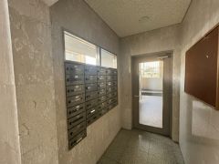 エントランスから入ってすぐのところに郵便受けあり。きれいに保たれたエントランスが安らぎに満ちた暮らしへ誘います。