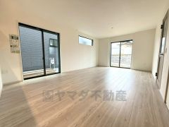 大きな掃き出し窓のあるリビングは、陽光あふれる明るい空間です。ゆったりと寛げる憩いの場となりそうです。