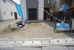 駐車スペースはゆとりある2台分を確保。マイカー用に、お客さま用に、余裕を持ってご利用いただけます。