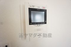 防犯はもちろん、セールスマン対策にもなるモニター付きインターホンです。