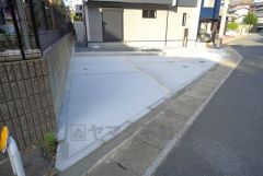 駐車スペースは並列2台分を確保（車種による）。マイカー用に、お客さま用に、余裕を持ってご利用いただけます＾＾ 