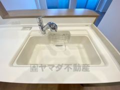 大きなお鍋も楽々洗える幅の広いシンクです＾＾ステンレスシンクなので簡単にお掃除できますよ。洗剤やスポンジもすっきりできる収納付き。