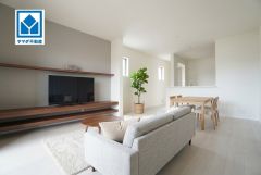家具はイメージです。 リビングは広々とした設計で、家族が集い、寛ぐ暮らしの空間を演出しています。思い思いの時間を過ごしたり、家族みんなで食事をしたり、素敵な団らんの場になりますね。