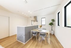 窓から光が差し込む明るいダイニング＾＾