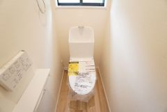 温水洗浄機付トイレです。節水機能もあるので、安心して使えますね。もちろん、1階2階の2ヶ所にトイレがあるので、忙しい朝にもゆとりができますね。