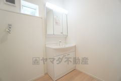 三面鏡裏収納付き洗面化粧台です＾＾ 歯磨きセットやスキンケア用品などの収納に便利ですね。 生活感も隠すことができ、来客時にも安心です。